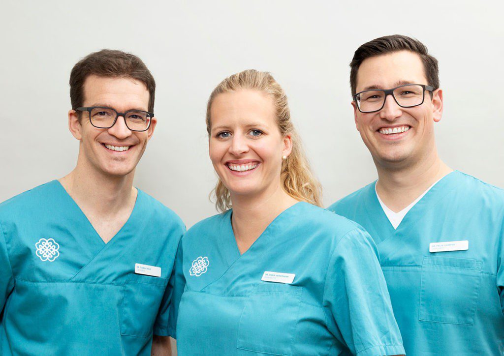 Portraitfoto von zwei Zahnärzten und einer Zahnärztin in Bern